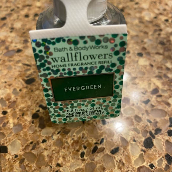 Bath & Body Works Evergreen Wallflowers Refill - Picture 1 of 4